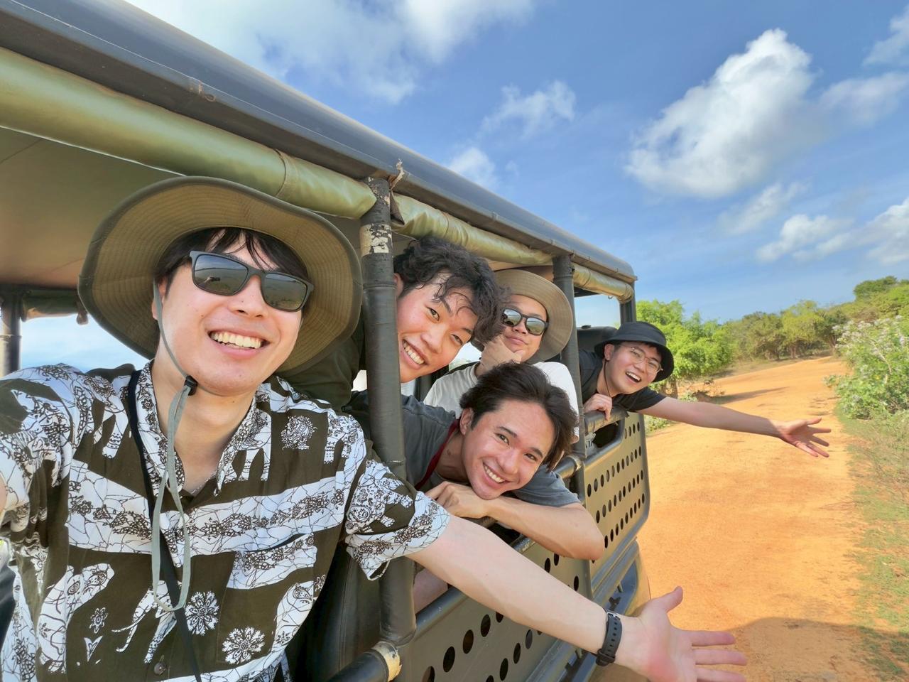 サファリジープで楽しむ旅行者